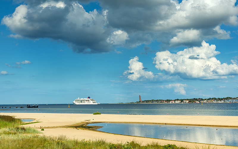 Blick vom Kieler Strand auf ein Kreuzfahrtschiff
