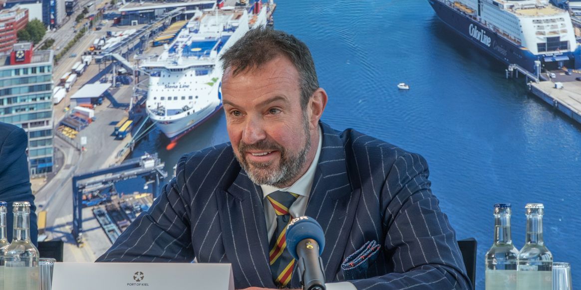 Dr. Dirk Claus am Pressekonferenztisch