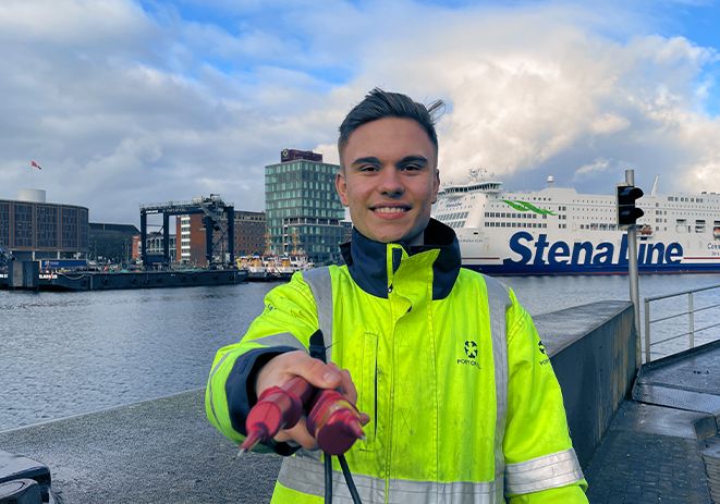 Mitarbeiter*in PORT OF KIEL mit Kabel in der Hand