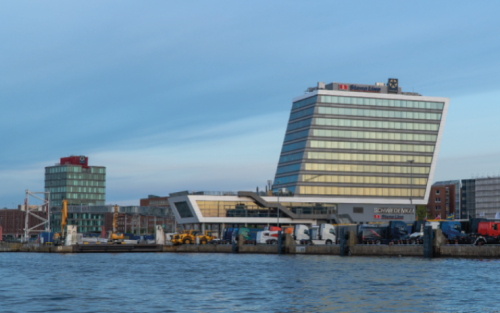 Blick auf den Schwedenkai vom Wasser aus