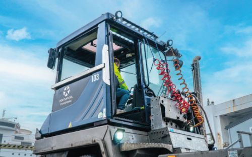 Das Bild zeigt eine Zugmaschine im Hafen, im Cockpit sitzt einer unserer IT-Kollegen