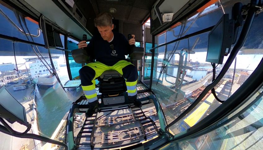 PORT OF KIEL employee in the driver's cab of a crane
