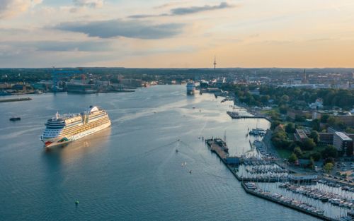 Auf dem BIld sieht man ein AIDA-Schiff, das von Kiel aus in See sticht.