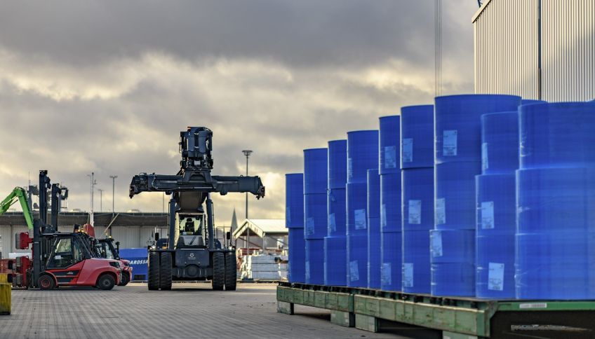 Reachstacker and paper reels