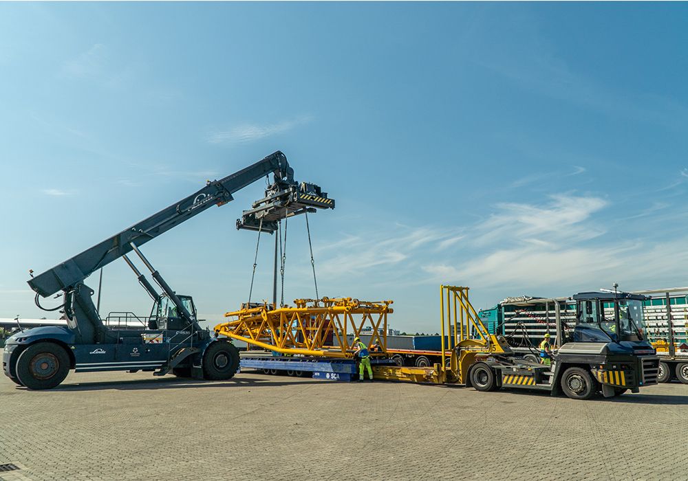 Reachstacker transportiert Schwergut