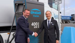 Frank Lacroix, ENGIE (rechts), und Dr. Dirk Claus, SEEHAFEN KIEL GmbH & Co. KG, schütteln sich die Hand vor einer E-Ladesäule.