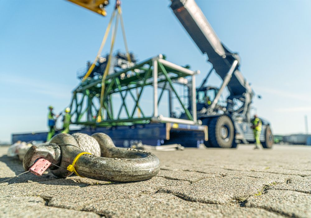 Reachstacker transportiert Schwergut