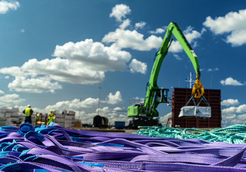 Seile vor einem Kran