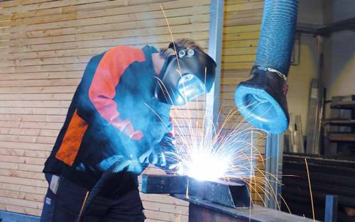 Mitarbeiter*in des PORT OF KIEL beim schweißen