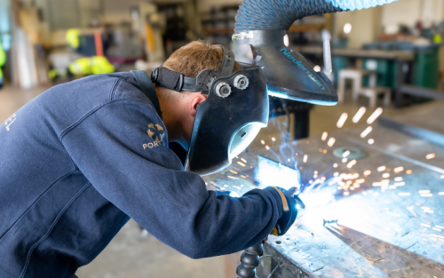 Schweißer arbeitet beim PORT OF KIEL