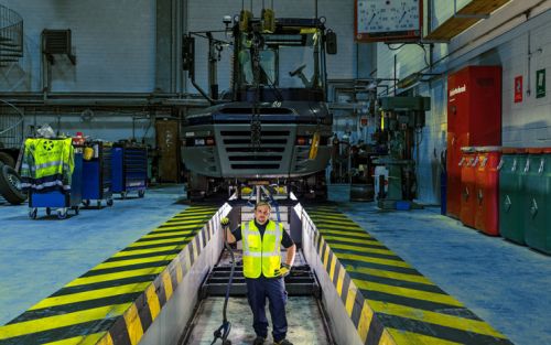 Mitarbeiter*in des PORT OF KIEL in der Fahrzeugwerkstatt