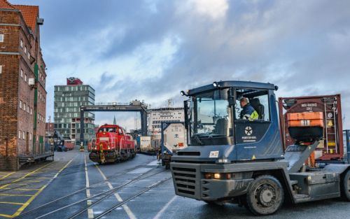 Hafenumschlag im kombinierten Verkehr am Schwedenkai