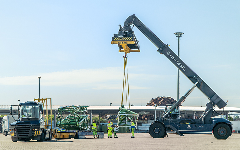 Reachstacker transportiert Schwergut