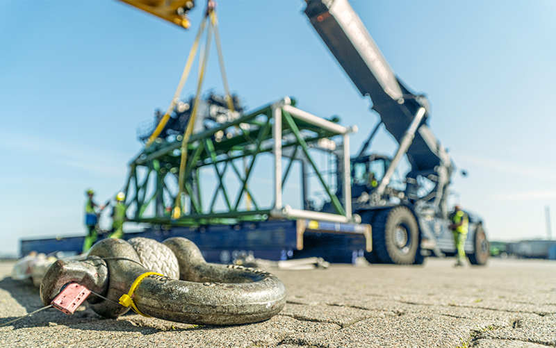 Reachstacker transportiert Schwergut