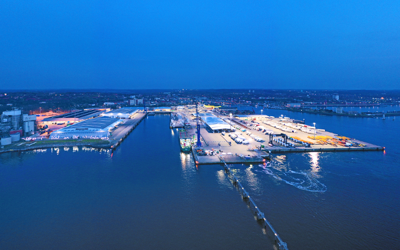 Luftaufnahme vom Ostuferhafen bei Nacht