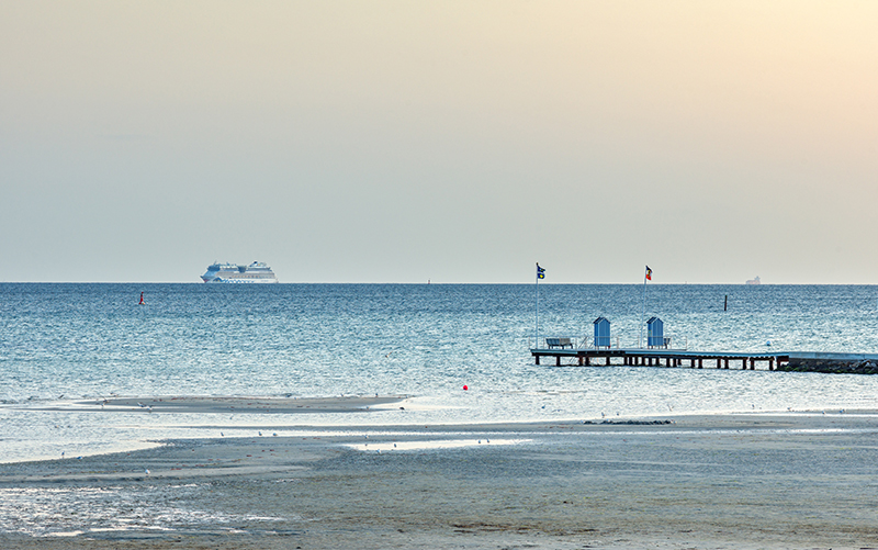 Blick vom Strand auf die Kieler Förde