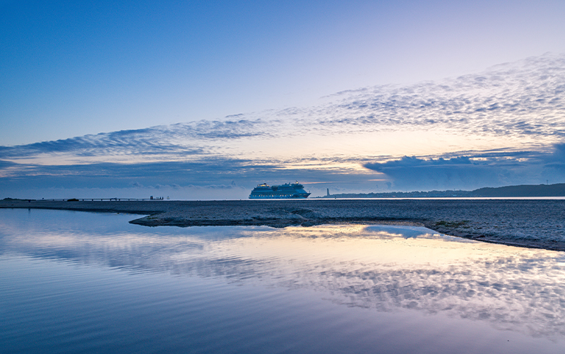 Blick vom Strand auf die Kieler Förde