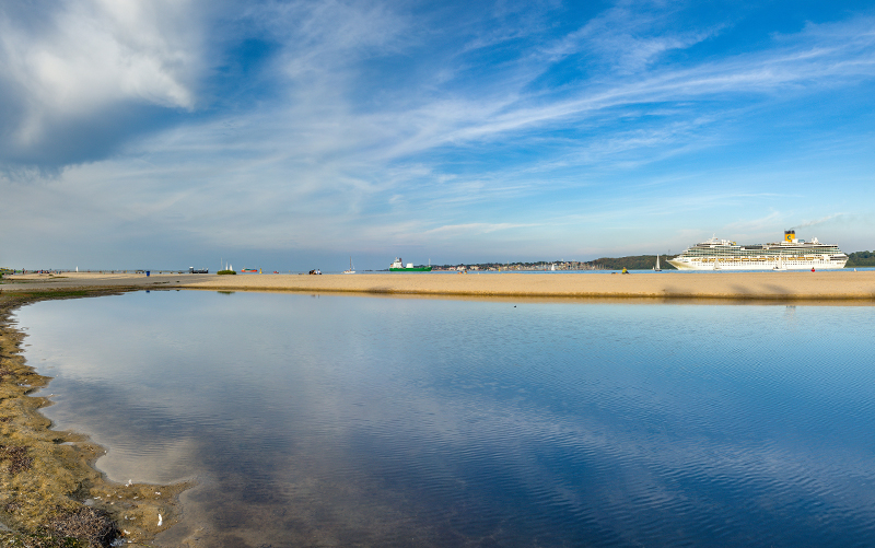 Blick vom Strand auf ein Kreuzfahrtschiff