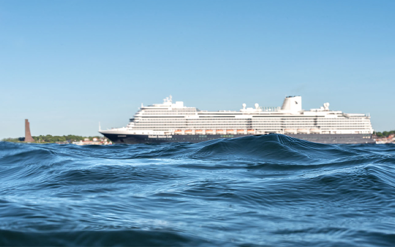 Blick auf ein Kreuzfahrtschiff auf der Kieler Förde