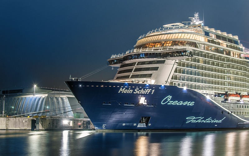 Kreuzfahrtschiff am Ostuferhafen bei Nacht