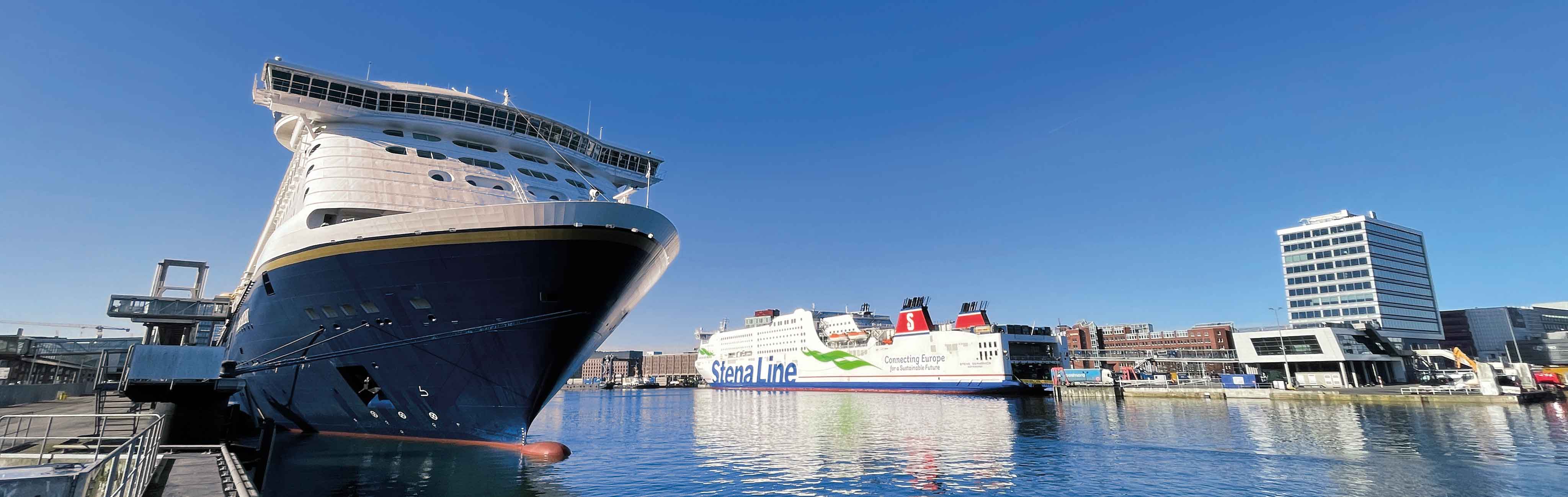 Sicht vom Norwegenkai auf zwei Fähren