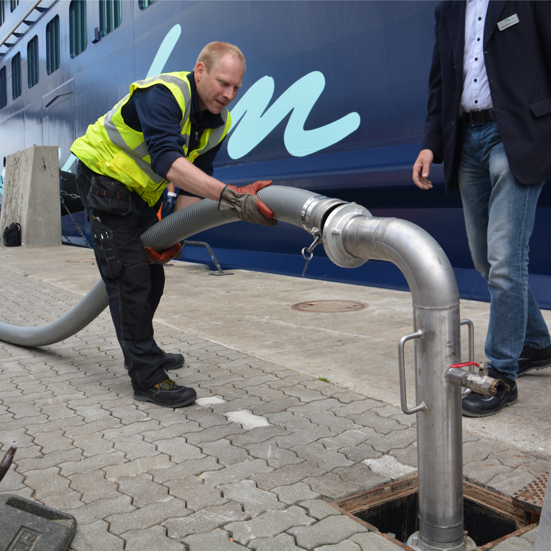 Mitarbeiter*in des PORT OF KIEL schließt Abwasserleitung an