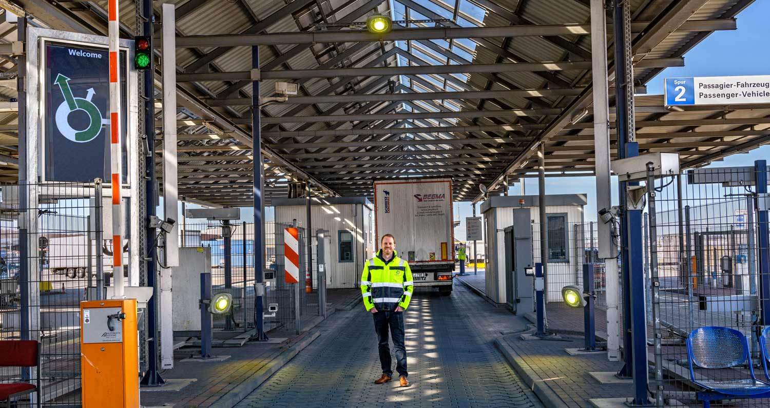 Mitarbeiter der IT Abteilung steht im Ostuferhafen vor der Schranke wo die digitale Kennzeichenerkennung und Wegeführung eingeführt wurde.