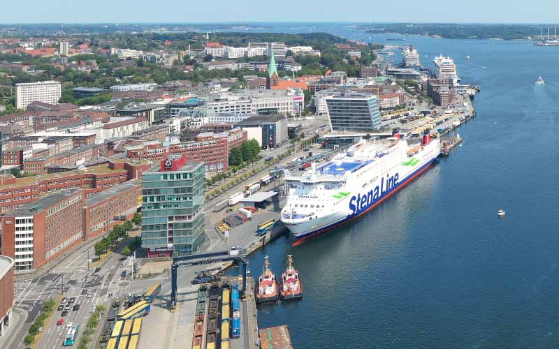 Auf dem Bild sieht man den Schwedenkai, das Hafenhaus und die Stena Line Fähre.