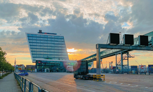 Schwedenkai Terminal mit Anzeigetafeln für Anreisende Fahrzeuge im Sonnenuntergang