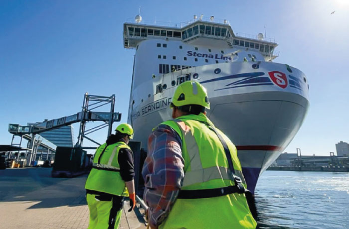 2 Stauereikollegen beim Schifffestmachen