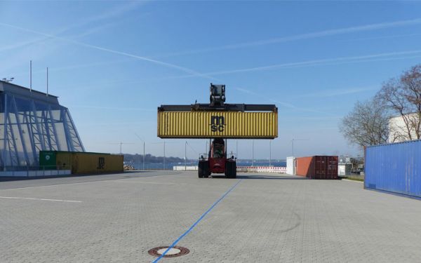 Tugmaster transportiert Container