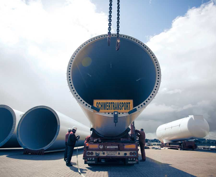 Loading heavy goods onto a trailer